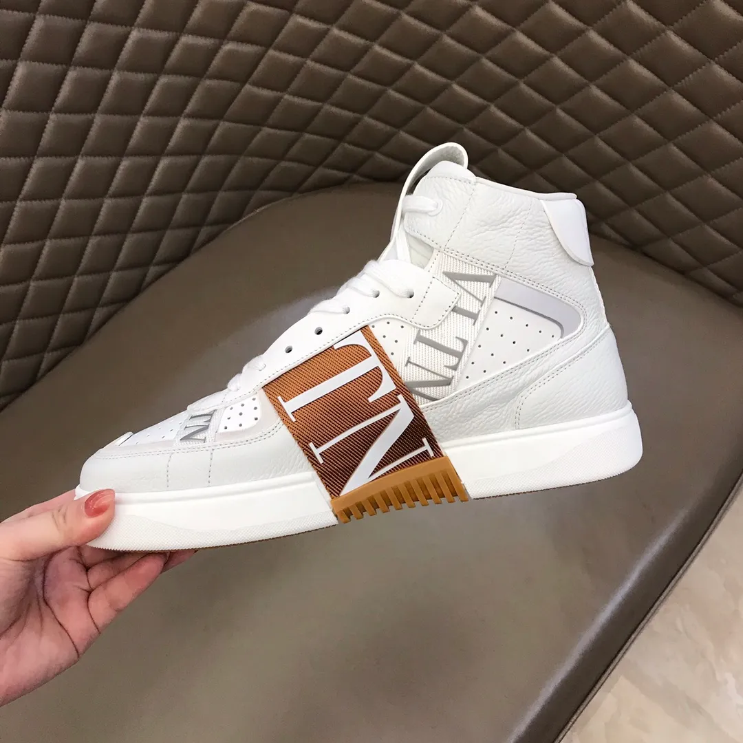 p480 "VALETINO**" new high-top 🆕 calfskin lace-up sneakers. No man should be able to refuse these shoes. The classic color scheme is so handsome! Purchase a high-precision replica of the original version to instantly sell off the market currency! 6 VLTN logo rubber effect straps - Valentino Garavani Logo printed on the back and tongue, all materials are customized to ensure quality! Size: 38-44